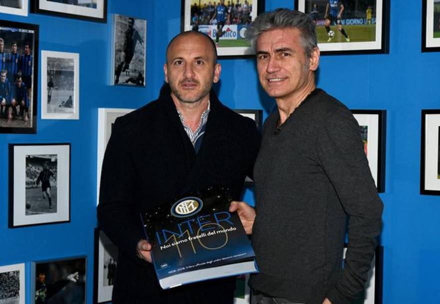 Piero Ausilio, d.s. nerazzurro, consegna a Ligabue il libro sui 110 anni dell&#39;Inter 